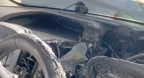 Ô tô hư hại sau vụ cháy. Ảnh: Đội Cứu hỏa và Cứu hộ Nottinghamshire.