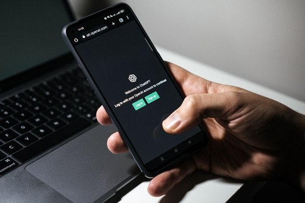 Hỏi ChatGPT cách kiếm tiền và ChatGPT chỉ cho thật. Ảnh minh họa: CNN. Hỏi ChatGPT cách kiếm tiền và ChatGPT chỉ cho thật. Ảnh minh họa: CNN.