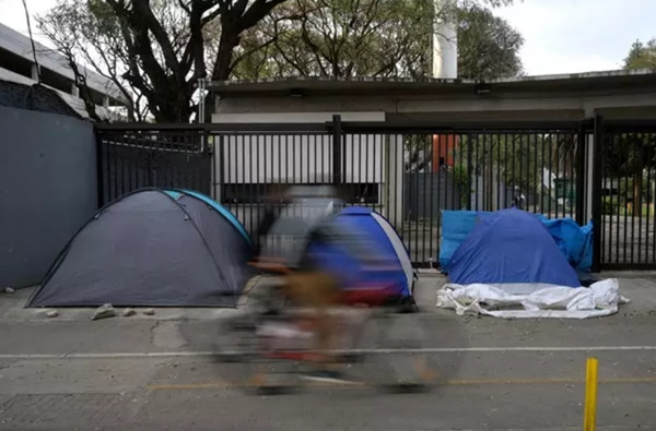 Một số Swifties xếp hàng từ 5 tháng trước ngày Taylor Swift biểu diễn. Ảnh: STR/ AFP via Getty Images.