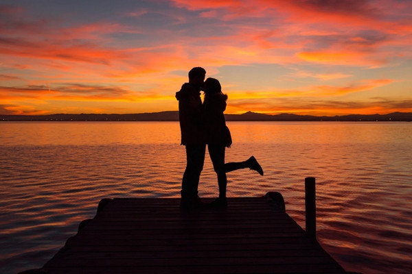 Ai mà ngờ rằng nụ hôn say đắm vào Ngày Tình yêu lại khiến chàng trai bị thủng màng nhĩ. Ảnh minh họa: Shutterstock.