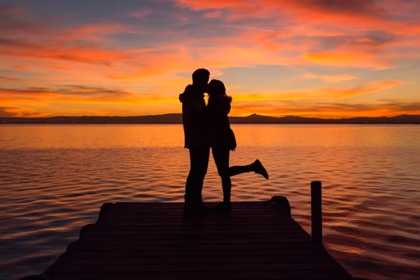 Ai mà ngờ rằng nụ hôn say đắm vào Ngày Tình yêu lại khiến chàng trai bị thủng màng nhĩ. Ảnh minh họa: Shutterstock.