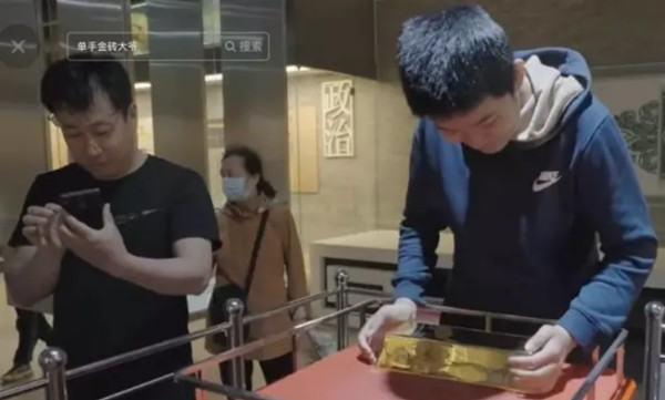 Nhấc bằng hai tay may ra mới được. Ảnh: Douyin. Nhấc bằng hai tay may ra mới được. Ảnh: Douyin.