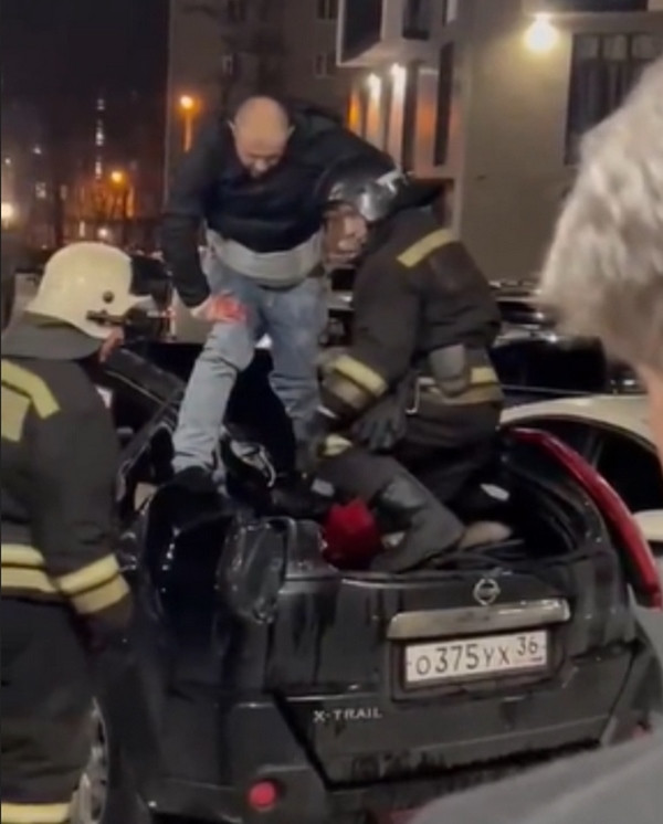 Các anh lính cứu hỏa giúp người bị ngã. Ảnh: Reddit. Các anh lính cứu hỏa giúp người bị ngã. Ảnh: Reddit.