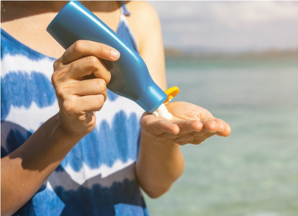 Có nên dùng kem chống nắng hết hạn không? Ảnh: Getty.