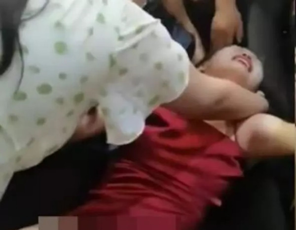 Cô gái bị mắc kẹt tóc vào ghế massage, khóc lóc kêu cứu. Ảnh: Weibo. Cô gái bị mắc kẹt tóc vào ghế massage, khóc lóc kêu cứu. Ảnh: Weibo.