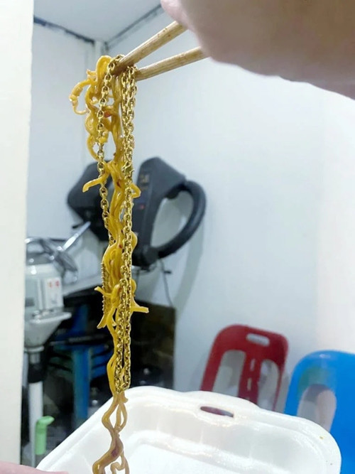 "Vật thể lạ" lẫn với các sợi mì. Ảnh: Andy Tan. "Vật thể lạ" lẫn với các sợi mì. Ảnh: Andy Tan.