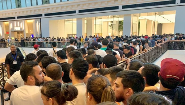 Khách hàng chờ mua iPhone 15 ở Dubai Mall (UAE). Ảnh: The National News. Khách hàng chờ mua iPhone 15 ở Dubai Mall (UAE). Ảnh: The National News.