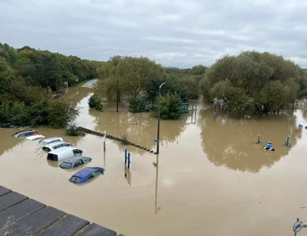 Cả khu vực Catcliffe chìm trong nước. Ảnh: Yahoo! News. Cả khu vực Catcliffe chìm trong nước. Ảnh: Yahoo! News.