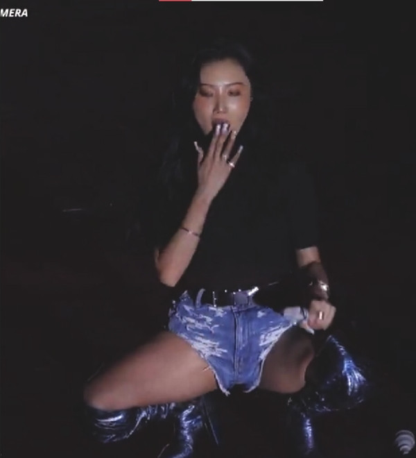 Một động tác bị coi là "thô tục" của Hwasa khi biểu diễn. Ảnh: Twitter.
