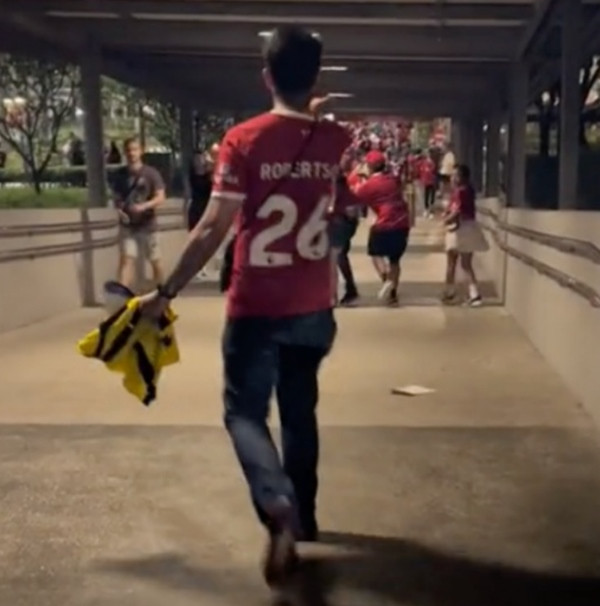 Fan Liverpool "nổi điên" ở nơi công cộng khiến ai cũng sợ hãi tránh xa. Ảnh: Sewy.