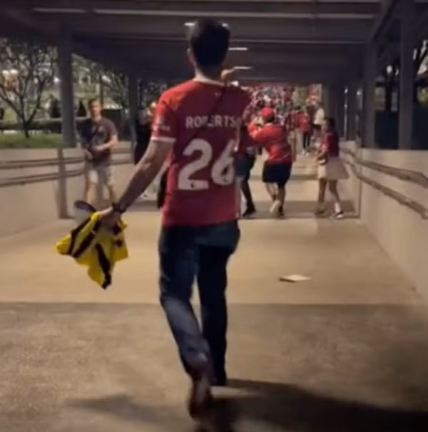 Fan Liverpool "nổi điên" ở nơi công cộng khiến ai cũng sợ hãi tránh xa. Ảnh: Sewy. Fan Liverpool "nổi điên" ở nơi công cộng khiến ai cũng sợ hãi tránh xa. Ảnh: Sewy.