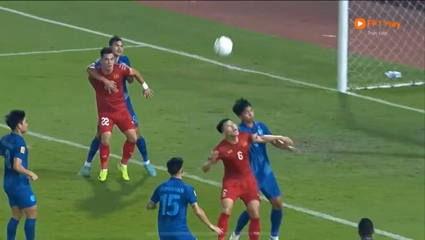 Adisak đã giữ Tiến Linh. Ảnh: YouTube.