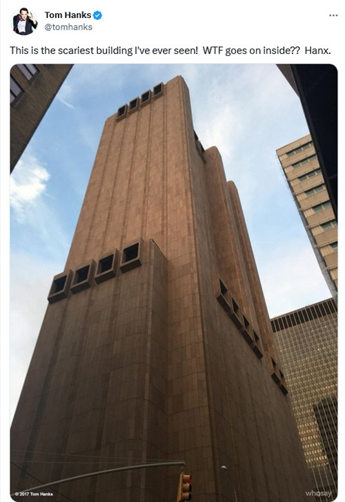 Diễn viên Tom Hanks từng đăng ảnh một tòa nhà không cửa sổ ở New York và gọi nó là &quot;tòa nhà đáng sợ nhất&quot;. (Ảnh chụp màn hình Twitter).