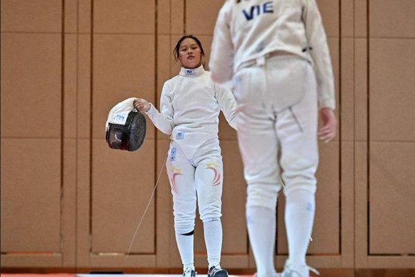 Elle khi thi đấu với VĐV Vũ Thị Hồng của Việt Nam vào ngày 13/5. Ảnh: Desmond Foo.