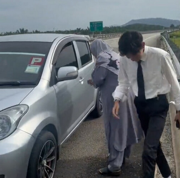 Ahmad rất xấu hổ khi phải đi nhờ xe, còn mẹ cậu vội đến cảm ơn người tài xế tốt bụng. Ảnh: Keyrolahcong. Ahmad rất xấu hổ khi phải đi nhờ xe, còn mẹ cậu vội đến cảm ơn người tài xế tốt bụng. Ảnh: Keyrolahcong.