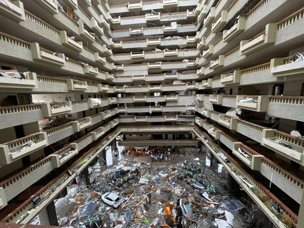 Tình trạng tan hoang của khách sạn Princess ở thành phố Acapulco (Mexico) sau khi siêu bão Otis đổ bộ. Ảnh: Volcaholic.