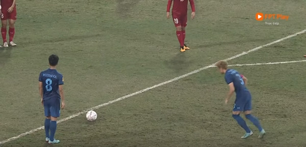 Theerathon sút phạt trúng xà ngang. Ảnh: YouTube. Theerathon sút phạt trúng xà ngang. Ảnh: YouTube.