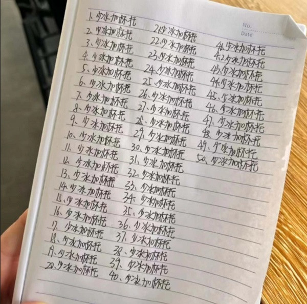 Một trang chép phạt của nhân viên quán café. Ảnh: Weibo. Một trang chép phạt của nhân viên quán café. Ảnh: Weibo.