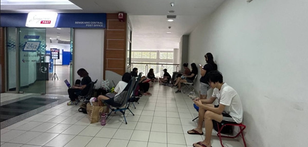 Các fan mang theo ghế xếp, đồ cá nhân "cắm trại" trước một chi nhánh bưu điện từ 2 ngày trước khi vé bắt đầu được bán. Ảnh: MSN.