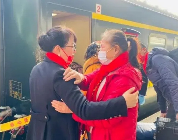 Bà Vương (trái) tiễn nhân viên ra tận bến tàu khi nhân viên về quê. Ảnh: Sin Chew. Bà Vương (trái) tiễn nhân viên ra tận bến tàu khi nhân viên về quê. Ảnh: Sin Chew.