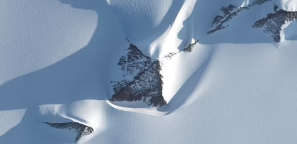 Hình ảnh thứ gì đó ở Nam Cực, trông giống Kim Tự Tháp khiến nhiều người tò mò. Ảnh: Getty. Hình ảnh thứ gì đó ở Nam Cực, trông giống Kim Tự Tháp khiến nhiều người tò mò. Ảnh: Getty.