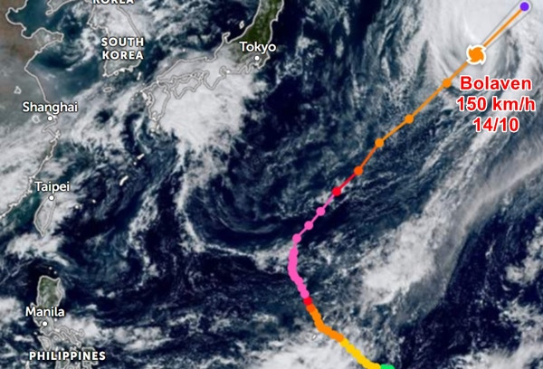 Siêu bão Bolaven đã giảm cường độ thành bão rất mạnh, di chuyển nhanh theo hướng Đông Bắc. Ảnh: Zoom Earth. Siêu bão Bolaven đã giảm cường độ thành bão rất mạnh, di chuyển nhanh theo hướng Đông Bắc. Ảnh: Zoom Earth.