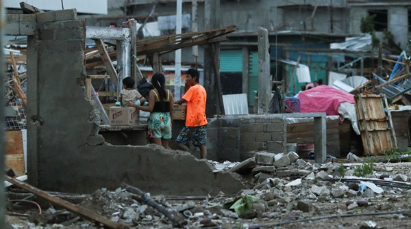 Người dân Acapulco đứng gần các căn nhà bị siêu bão Otis phá sập. Ảnh: Sky News. Người dân Acapulco đứng gần các căn nhà bị siêu bão Otis phá sập. Ảnh: Sky News.