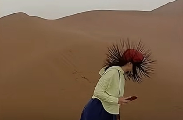 Tóc dựng ngược dù không vuốt keo. Ảnh: Newsflare. Tóc dựng ngược dù không vuốt keo. Ảnh: Newsflare.