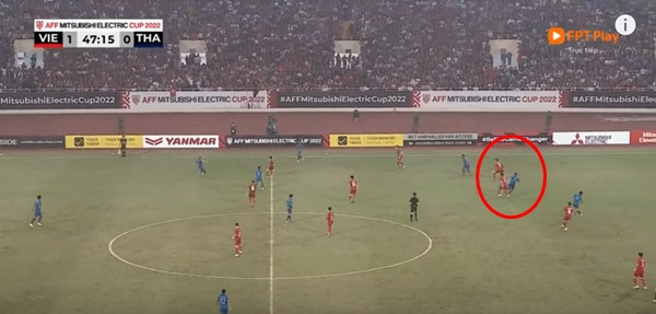 Tình huống dẫn đến bàn thắng thứ nhất của ĐT Thái Lan. Ảnh: YouTube. Tình huống dẫn đến bàn thắng thứ nhất của ĐT Thái Lan. Ảnh: YouTube.