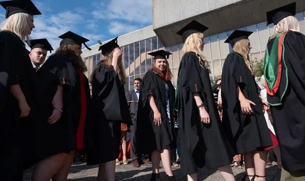 Nhiều sinh viên bị trì hoãn việc nhận bằng tốt nghiệp, hoặc nhận bằng chưa hoàn thiện. Ảnh: aberCPC/ Alamy. Nhiều sinh viên bị trì hoãn việc nhận bằng tốt nghiệp, hoặc nhận bằng chưa hoàn thiện. Ảnh: aberCPC/ Alamy.