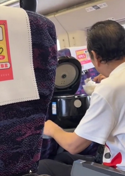 Cơm chín rồi! Ảnh: Minimumio.