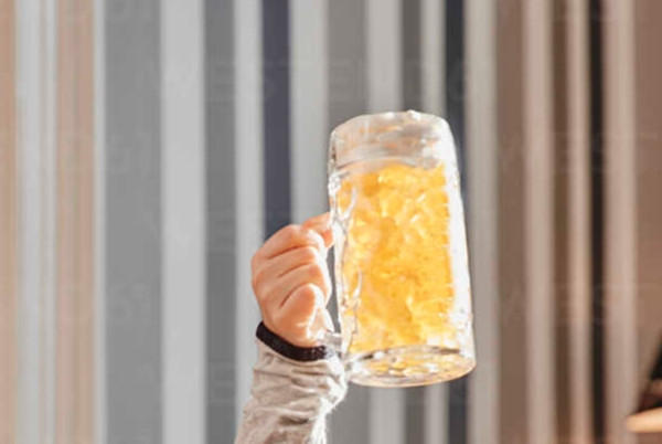 Một bé trai mang bia ở nhà đến lớp mời các bạn uống. Ảnh minh họa: Westend.