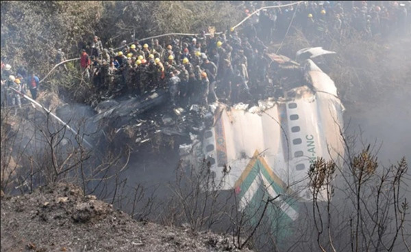 Một số gia đình đã được mời tới nhận dạng người thân trong số các nạn nhân. Ảnh: NDTV.