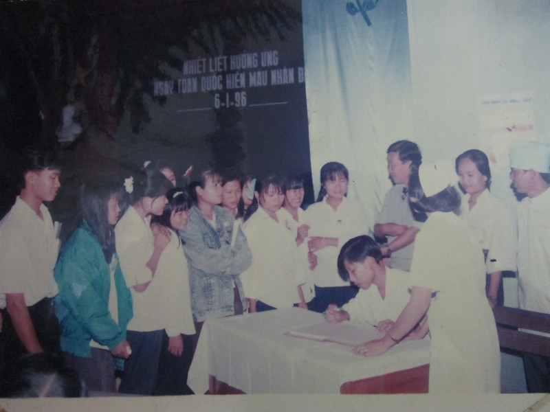 Sinh viên tham gia hiến máu tình nguyện tại Hà Nội năm 1996. Sinh viên tham gia hiến máu tình nguyện tại Hà Nội năm 1996