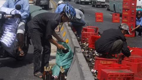 Người dân mang tải lấy những chai bia chưa vỡ
