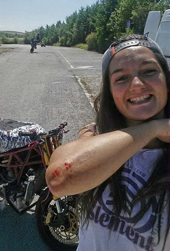 Nữ biker 22 tuổi khiến giới mày râu kính nể ảnh 1