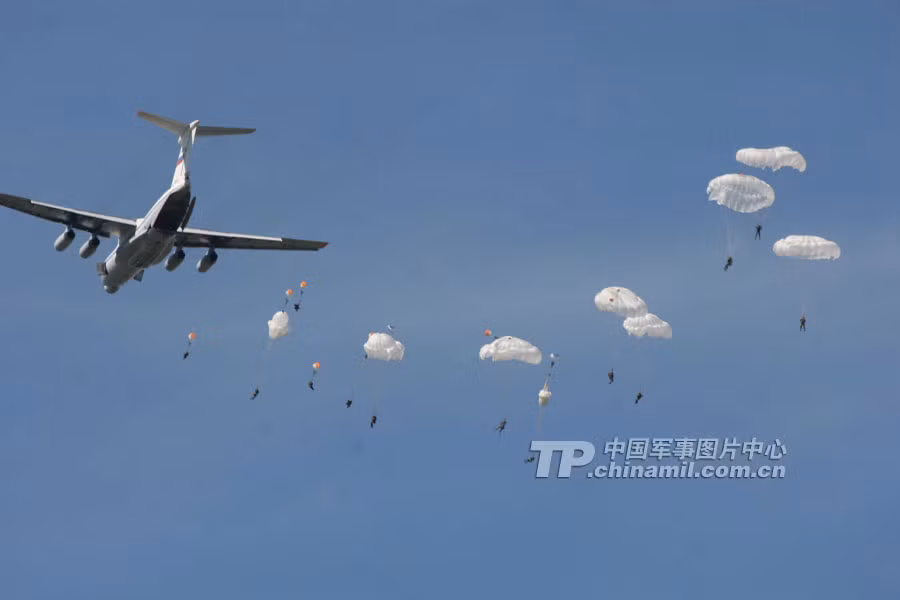 Lính dù Trung Quốc tập trận thực binh