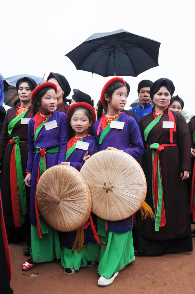 Các em nhỏ nón thúng quai thao xúng xính dự hội Lim. Các em nhỏ nón thúng quai thao xúng xính dự hội Lim