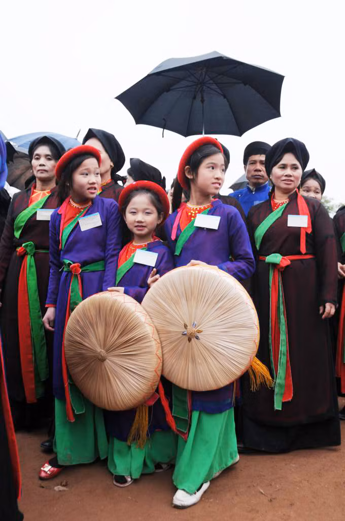Các em nhỏ nón thúng quai thao xúng xính dự hội Lim