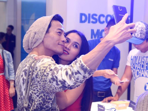 Đôi bạn nhà thiết kế Trương Thanh Long, Tú Vi cũng tích cực không kém