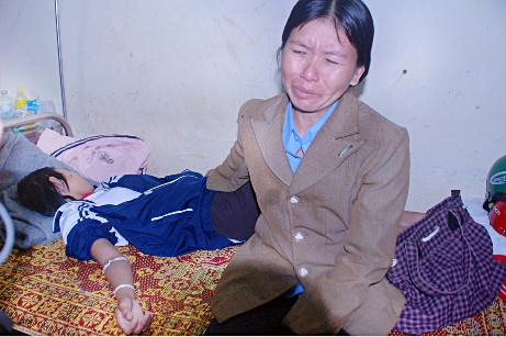 Chị An - mẹ cháu Q khóc ròng khi thấy con gái bị đánh đập, cắt tóc dã man. Ảnh: Bee.net