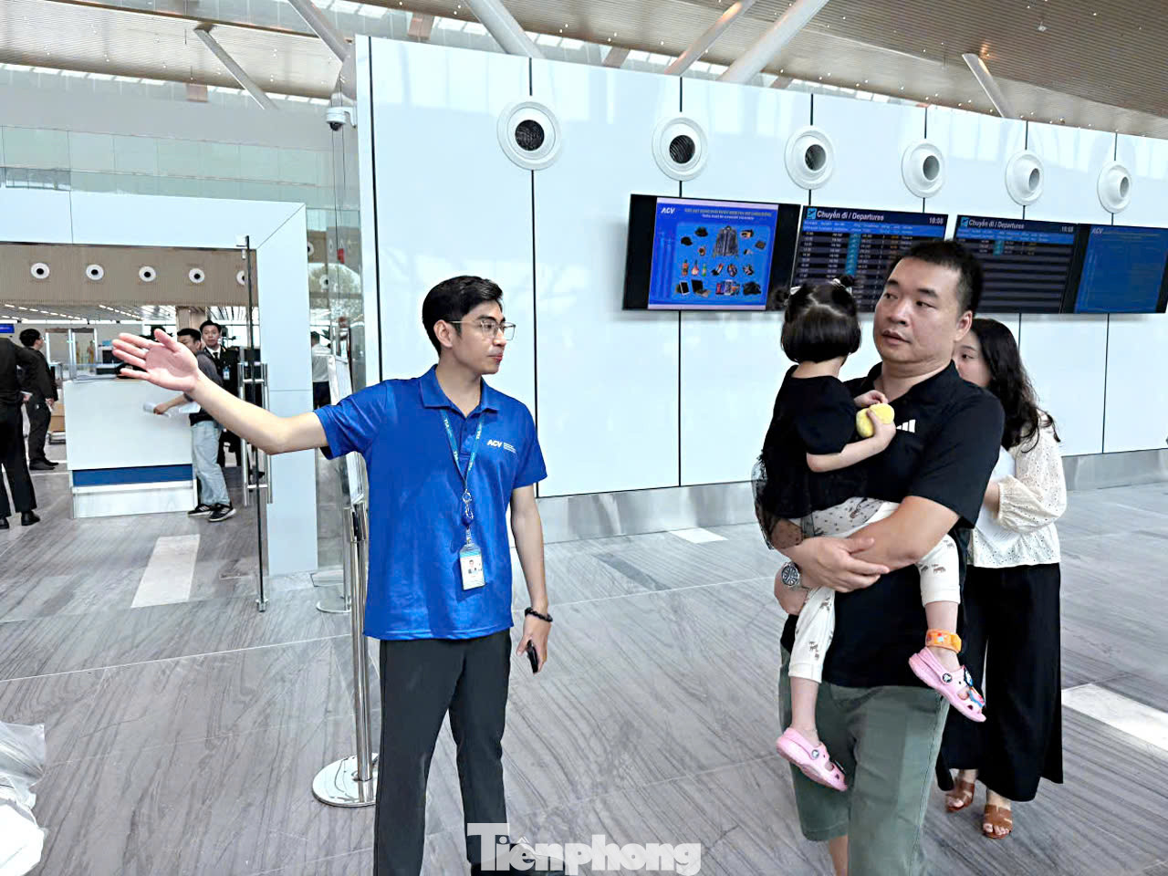 Như vậy, lượng khách đi và đến sân bay Tân Sơn Nhất trong ngày 29/4 sẽ tăng nhẹ so với hôm qua (28/4) khi sân bay này khai thác 710 chuyến bay với hơn 113.000 khách. Ảnh: Lực lượng đoàn viên thanh niên Cảng HKQT Tân Sơn Nhất hỗ trợ hành khách ở khu vực nhà ga T3.