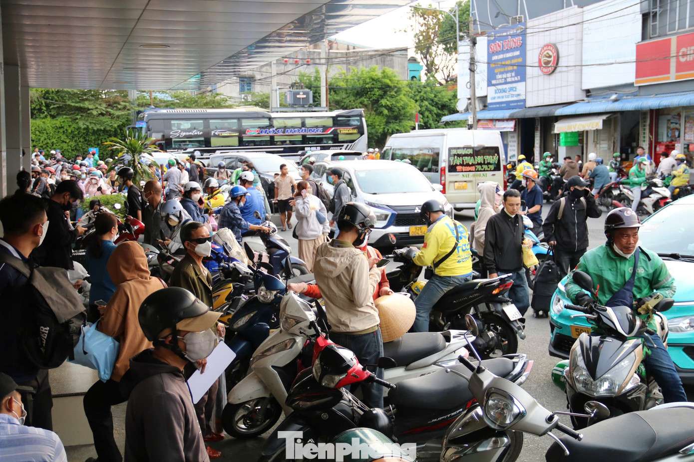 Bến xe Miền Tây (quận Bình Tân, TPHCM) tấp nập người, xe vào chiều 29/4. Ảnh: CTV