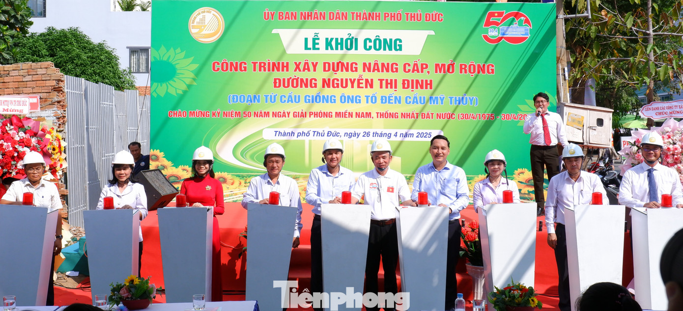 Các đại biểu thực hiện nghi thức khởi công dự án. Ảnh: Hữu Huy