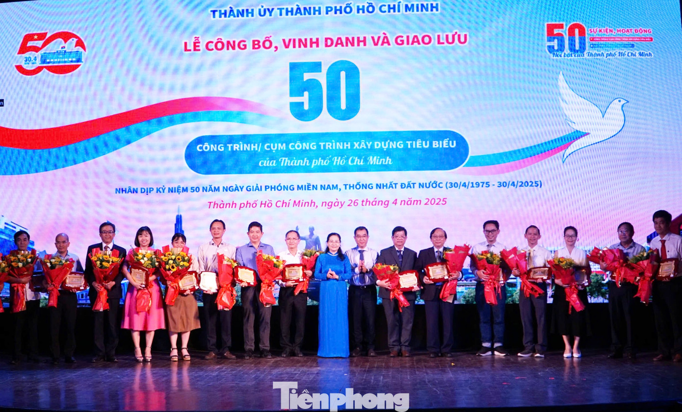 Chủ tịch HĐND TPHCM Nguyễn Thị Lệ (giữa) trao hoa và biểu trưng cho đại diện cho các chủ đầu tư xây dựng công trình tiêu biểu.