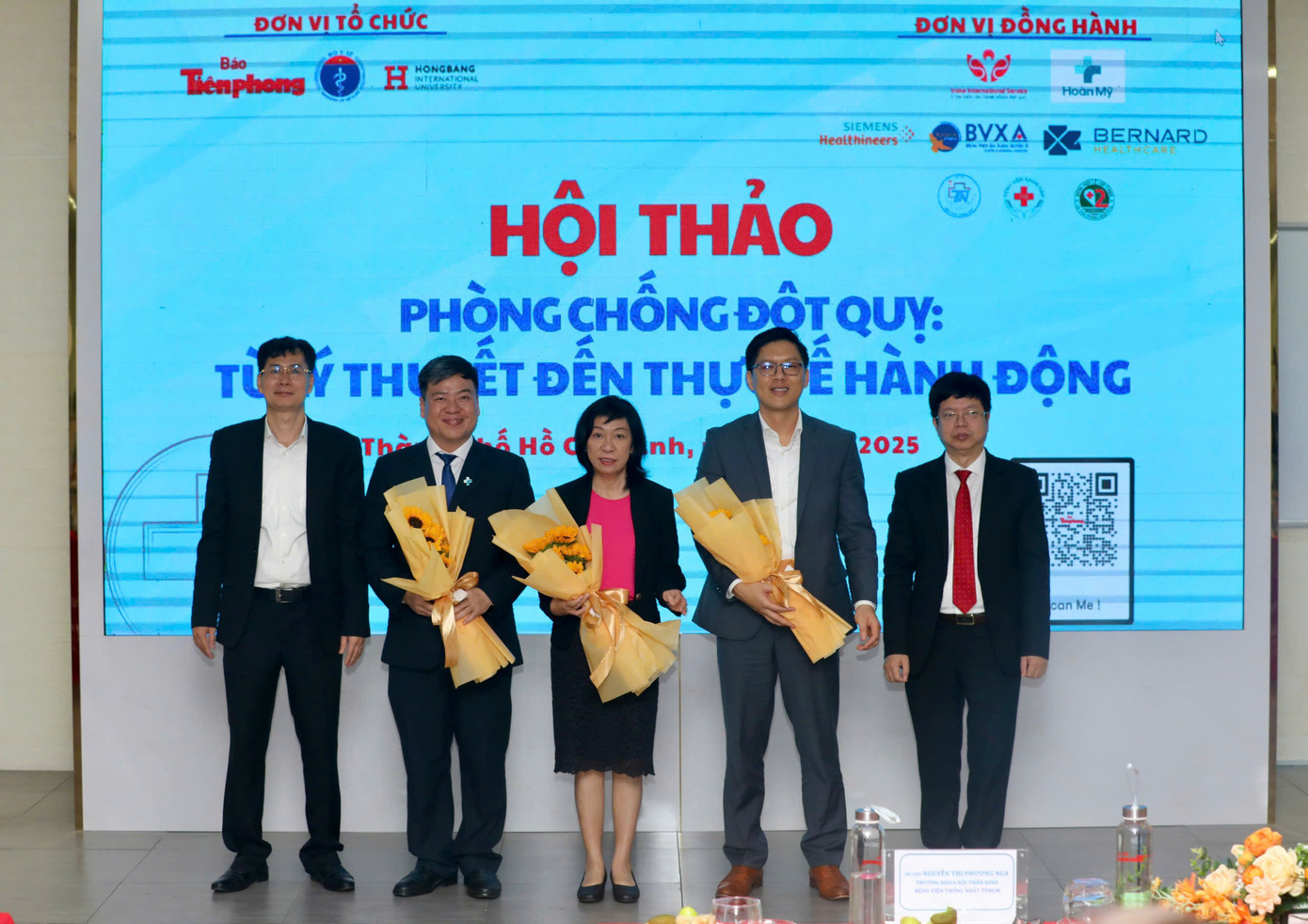 Đại diện Ban tổ chức tặng hoa cảm ơn các diễn giả ở phiên thảo luận 2. Đại diện Ban tổ chức tặng hoa cảm ơn các diễn giả ở phiên thảo luận 2.