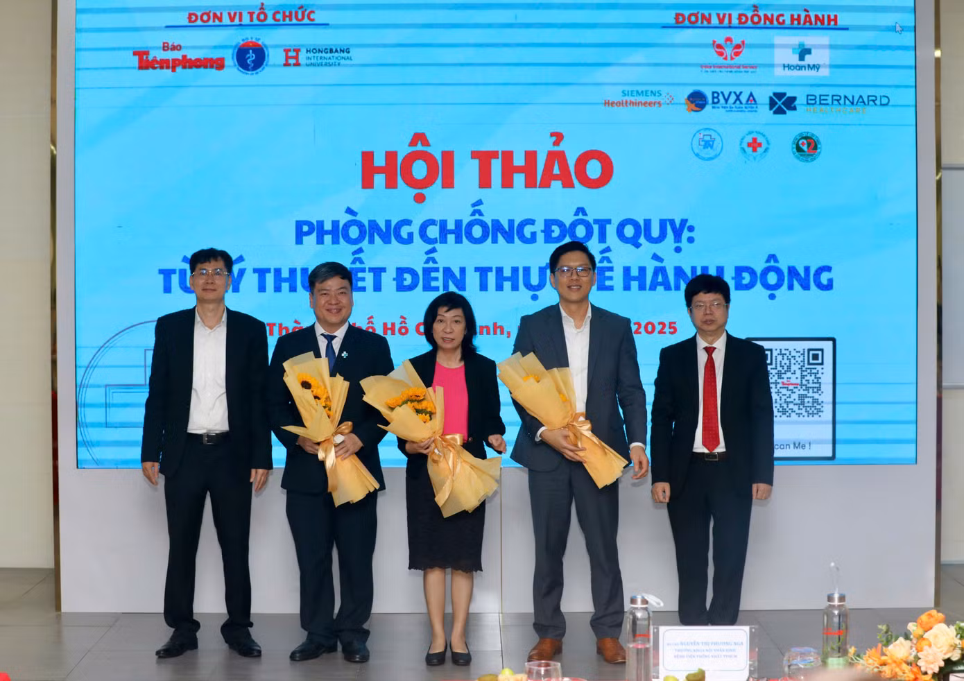 Đại diện Ban tổ chức tặng hoa cảm ơn các diễn giả ở phiên thảo luận 2.