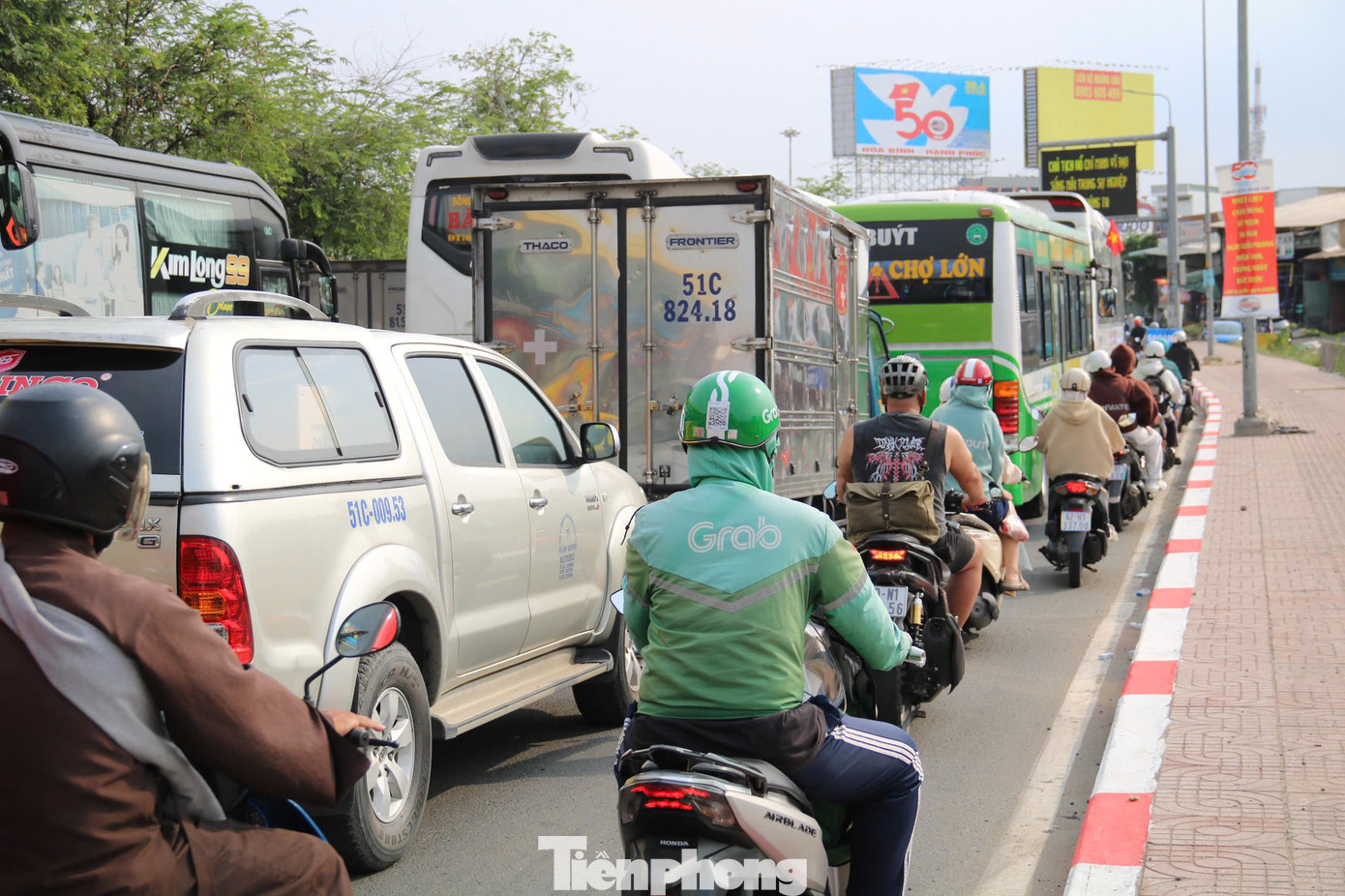 Hàng ngàn phương tiện nhích từng chút một ở cửa ngõ phía Tây TPHCM.