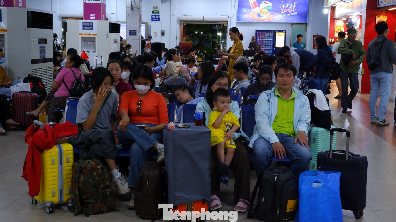 Dự kiến vào buổi tối, các chuyến tàu như SE30 (đi Quy Nhơn), SNT2, SNT4, SNT6 (đi Nha Trang) tiếp tục xuất phát.