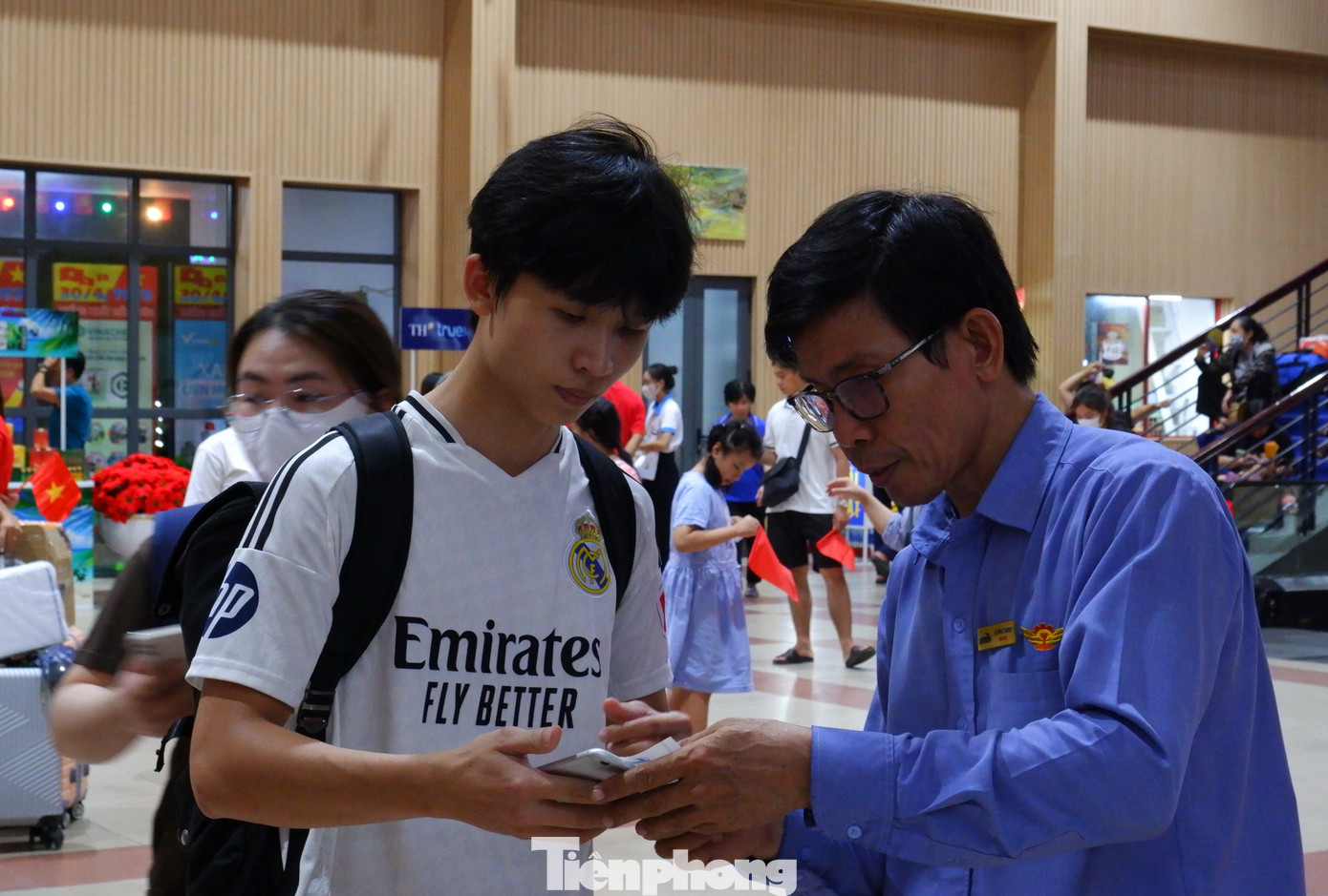 Trong buổi chiều cùng ngày, các chuyến tàu Thống Nhất SE6 (15h), SE4 (19h), SE12 (19h25) và SE2 (20h35) lần lượt khởi hành từ ga Sài Gòn. Ảnh: Nhân viên đường sắt kiểm soát vé hành khách trước khi lên tàu.